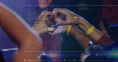 Kalp şeklini oluşturan hayranlar dijital arayüz kaybolurken tepki veriyor ve teknik titreşimleri yoğunlaştırıyor. Konser, seyirci, dijital, veri, görselleştirme, teknoloji, eğlence