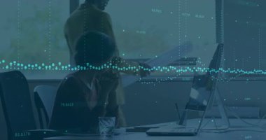 Aramayı bitiren ve kutlayan bir kadın, iş arkadaşı monitörden iş belgesi incelemesi için katılıyor. İşbirliği, takım çalışması, profesyonel, modern, çalışma alanı, iletişim, iş