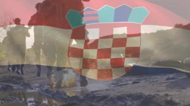 Animasyon rotası rehberlik ekibiyle eğitim sırasında çamurlu patikada koşan askerler. Ordu, takım çalışması, savaş, dayanıklılık, disiplin, aktivite, açık hava