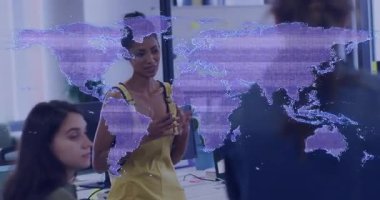 Sunucu kadın elinde tabletle öne çıkıyor ve iş verilerini holografik haritayla sunuyor. İşbirliği, yenilik, teknoloji, iletişim, analiz, strateji, beyin fırtınası