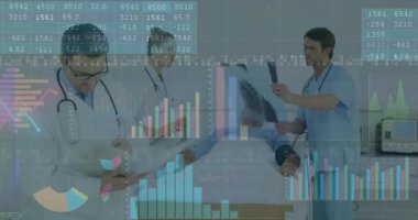 Hastahane doktorları röntgen ve akciğerlere dijital kaplama teşhisi koyan hemşireleri kabul ediyor. Tıbbi, takım çalışması, teşhis, danışma, sağlık, analiz, profesyonel