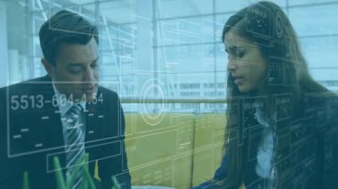 Yetişkin iş arkadaşları klasörü açıyor ve avludaki veri örtüsüyle grafik içgörülerini tartışıyor. Profesyonel, işbirliği, kurumsal, veri, analiz, dijital, modern