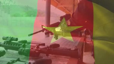 Keskin nişancı menzilde sürgülü tüfek seçiyor, dürbünü inceliyor ve alıştırma için şarjör takıyor. Kesinlik, atış, açık hava, silah, spor, hedef, güvenlik