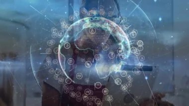 Tıbbi araştırmacı holografik küreyi etkinleştiriyor, veri simgeleri ağ sağlığını izliyor. Coğrafya, teknoloji, yenilik, veri, analiz, fütüristik, laboratuvar