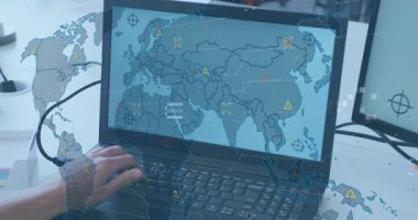 Bilgisayarda komut yazan adam dünya haritası çizgileri ve veri izleme için gelişen büyü şebekelerini başlatıyor. Coğrafi, veri görselleştirme, teknoloji, analitik, dijital arayüz, haritalama, bağlantı