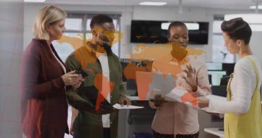 Ofis ekibi, veri inceleme oturumunda dizüstü bilgisayara bağlanıyor ve dünya haritasını canlandırıyor. İşbirliği, takım çalışması, veri analizi, teknoloji, modern çalışma alanı, dijital sunum, profesyonel