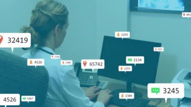 Doktor telefonu kaldırıyor ve klinikte yüzen canlı etiketlerle hasta izleme için daktilo yazıyor. Tıbbi, profesyonel, çalışma alanı, teknoloji, veri, dijital, sağlık