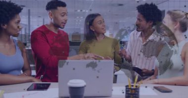 Kırmızı kazaklı adam dizüstü bilgisayarı işaret ediyor. Önde gelen meslektaşları iş ekibi çalışması için telefonu inceliyor. İşbirliği, takım çalışması, ofis, iletişim, profesyonel, beyin fırtınası, teknoloji