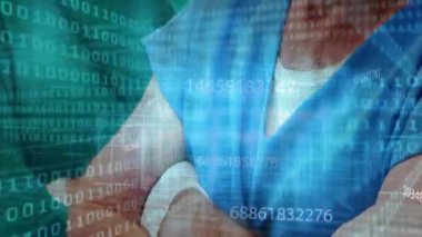 Kıdemli cerrah ve meslektaş, ikili veri izleme ölçümlerini yoğunlaştırarak maske takıyor. Tıbbi, sağlık, teknoloji, yenilik, profesyonellik, tanı, analiz