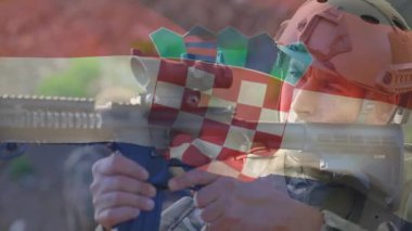 Asker eğitimi, tüfek kaldırma, kayış çekme, Hırvat bayrağı ile dürbünden bakma. Ordu, eğitim, taktik, hassasiyet, kamuflaj, açık hava, disiplin.