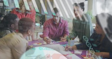 İş dünyası ekibi tablete tıklayarak planlamaya yardım eden grafikleri inceliyor. İşbirliği, strateji, veri görselleştirme, takım çalışması, yenilik, modern ofis, profesyonel