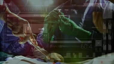 Cerrahi ekip neşter uzatıyor ve forseps tutarken dijital izleme ensizyonu ölçümlerini örtüyor. Tıbbi, hassas, takım çalışması, yenilik, klinik, modern, sağlık