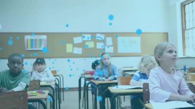 Sınıf öğrencileri dizüstü bilgisayar yazıp kullanıyor, parçacıklar asma kilit ve kalkan oluşturuyor, el kaldırıyor. Eğitim, gençlik, yenilik, teknoloji, merak, takım çalışması, dijital