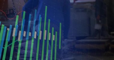 Fabrikada şebeke örtüsü görünüyor, parmaklıklar yükseliyor, paletler hareket ederken trend çizgileri örülüyor. Analizler, ilerleme, teknoloji, sanayi, takım çalışması, veri görselleştirme, imalat