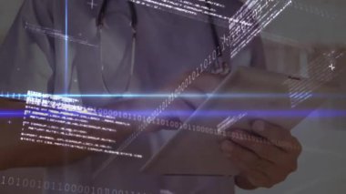 Doktor tıklaması ve tableti araklaması tıbbi veri analizi için parlayan ikili kod akışlarını başlatıyor. Tıbbi, teknoloji, sağlık, dijital, veri, yenilik, profesyonellik