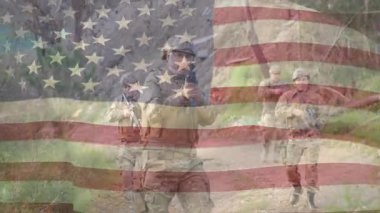 Üç asker orman yolunda devriye geziyor. Liderleri ağaç sınırını tararken yumruk durdurma mangasını kaldırıyor. Askeri, taktik, kamuflaj, orman, takım çalışması, gizlenme, dayanıklılık.