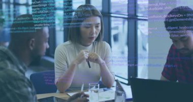 Meslektaşlar konferans odasında kodları gözden geçiriyorlar. Kadın, canlandırılmış kod satırlarını sorguluyor. İşbirliği, takım çalışması, dijital, beyin fırtınası, modern, profesyonel, iletişim