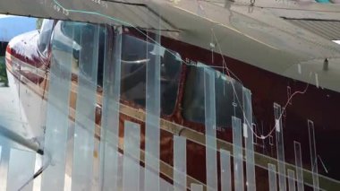 Kırmızı-beyaz kanat şamdan tablosu altındaki kamera piyasa eğilimlerini canlandırmak için canlanıyor. Havacılık, finansal veriler, dijital örtüşmeler, uçak yapısal detayları, trend analizi, açık hava pisti, modern teknoloji