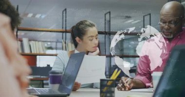 Kadın kaldırma kâğıdı ve kıdemli adam sayfalar işaretliyor. Saydam dünya örtüsüyle teknik verileri analiz ediyorlar. İşbirliği, takım çalışması, veri analizi, dijital, profesyonel, yenilik, küresel