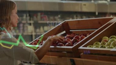 Kadın alışverişçi çöp kutusuna uzanıyor veri tablolarını ortaya çıkarıyor ve kalite kontrolü için elma kokluyor. Sağlıklı, tazelik, perakende, organik, tüketici, beslenme, analiz