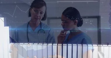 Doktorlar veri analizi için hastanın dosyasını inceliyor. Çubuklar zayıflıyor ve satır grafiği dalgalanıyor. Tıbbi, işbirliği, analiz, sunum, dijital, profesyonel, teşhis