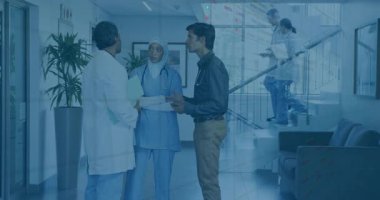 Dizin teslim ekibinin hasta dosyalarını incelemesi sırasında koridordaki tablette veri örtüsü vardı. İşbirliği, profesyonellik, sağlık, modern, takım çalışması, teknoloji, teşhis