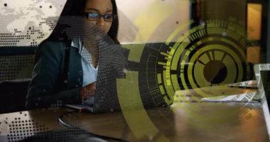 İş analizlerini güncellemek için yazı yazan şeffaf dünya haritaları görünürken, masada oturan kadın. Profesyonel, kurumsal, teknoloji, analitik, veri, yenilik, çalışma alanı