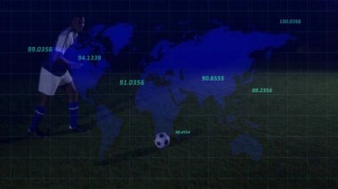 Futbolcu ileri adım atıyor ve dünya haritasının altında topa vurarak spor ölçümlerini gösteriyor. Sporcu, spor, yarışma, takım çalışması, dijital, yenilik, hareket