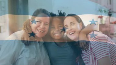 Aile üçlüsü kucaklaşması, bayrak üzerlerinde dalgalanmaya başladı. Pazarlama birliği gösteriyorlar. Aile, bağlar, birlik, birliktelik, uyum, kutlama, vatanseverlik