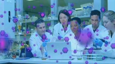 Araştırmacılar laboratuara veri girişi ve girişi yapıyor, sağlık analizini temsil eden mor simgeleri görüyorlar. Bilim insanları, işbirliği, laboratuvar, araştırma, moleküler, analiz, yenilik