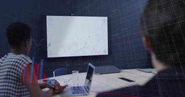 İş arkadaşları titreşimli ekranı izliyorlar ve yukarı yönlü sinyal veren bar çizelgeleri hazırlıyorlar. Teknoloji, analitik, işbirliği, yenilik, veri, sunum, meslek