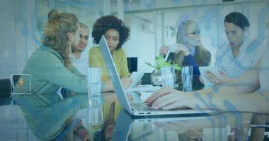 Kadın tablete tıkladığında takım işbirliği için ölçümleri güncelleyen görsel ve enerji simgelerini gösterir. İşbirliği, takım çalışması, teknoloji, veri analizi, iş dünyası, yenilik, modernizasyon