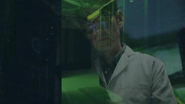 Veri merkezi paneline yaklaşıyoruz, teknisyen tableti tıklatarak yeşil veri taraması yapıyor. Teknoloji, siber güvenlik, yenilik, analitik, dijital, gelecekçi, mühendislik