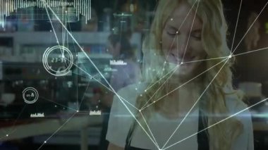 Kahvecide tableti tıkırdatarak dükkan performansını nod kaplaması ve grafiklerle izliyor. Teknoloji, veri, analitik, yenilik, dijital, iletişim, çalışma alanı