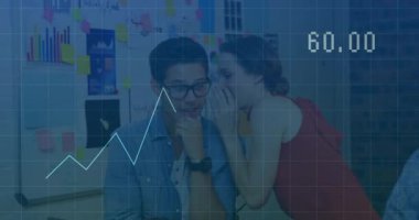 Akranlarına fısıldayan bir kadın, iş toplantısında şeffaf çizelgede dalgalanmalar ve rahatsızlık yaratıyor. İşbirliği, takım çalışması, ofis, tartışma, veri, analitik, profesyonel