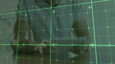 Çerçeveyi süpüren şebeke, teknoloji tanıtımı için son sınıf erkek tıkırtı tabletini ortaya çıkarıyor. Gelecekçi, yenilikçi, dijital, bağlantı, yaşlanma, kıdemli, modern