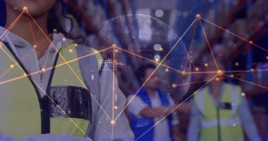 Koridorda kollarını kavuşturan kadın bir depo işçisi, lojistik verileri gösterirken ağ örtüsü zayıflıyor. Sanayi, teknoloji, takım çalışması, analitik, lojistik, güvenlik, fütüristik