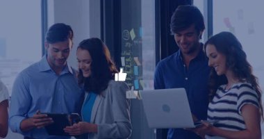 Ofis arkadaşları iş verilerini incelerken tablet kaydırıyor ve simgeler gibi yüzüyorlar. İşbirliği, takım çalışması, dijital, yenilik, modern, iletişim, ofis