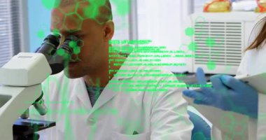 Erkek bilim adamı mikroskop odaklanmasını teknoloji laboratuarına ayarlıyor moleküler örtüşmeye neden oluyor, verileri eşleştiriyor. Bilim adamları, işbirliği, yenilik, fütüristik, analitik, hassasiyet, teknoloji