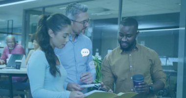 Ofis ekibi dosyaları incelerken telefonu dinliyor ve beyin fırtınası için sohbet baloncukları üretiyor. İşbirliği, takım çalışması, iletişim, modern, minimalist, beyin fırtınası, dijital