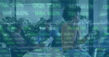 Borsa analizi için borsa grafiği tırmanırken üç iş arkadaşı tablet incelemesi yapıyor. İşbirliği, finans, teknoloji, veri, yatırım, analitik, kentsel