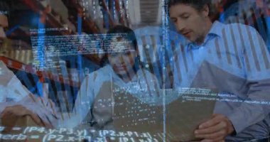 Kadın operatör dizüstü bilgisayarı kutuya yerleştiriyor ve depo incelemesi için DNA sarmalı taramasını başlatıyor. İşbirliği, envanter, teknoloji, veri analizi, lojistik, takım çalışması, dijital