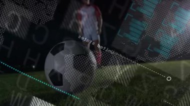 Futbolcu topun arkasına geçip, analiz yaparak yörünge çizgilerini gözden geçiriyor. Spor, teknoloji, hareket, veri, analiz, performans, açık hava