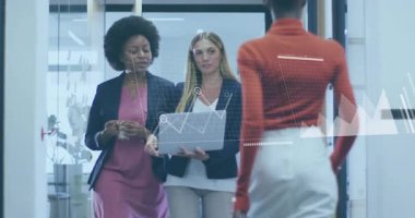 Ofiste çalışan iş arkadaşları dizüstü bilgisayarlarını değiştirip animasyon çizelgeleri ve yüzen haritaları inceliyor. İşbirliği, analitik, sunum, çalışma alanı, dijital, profesyonel, yenilik