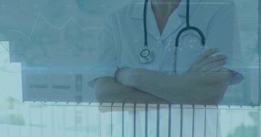 Steteskoplu doktor gülümsüyor ve sağlık verilerini analiz ediyor. Grafikler yükseliyor ve ışıklar yanıp sönüyor. Tıbbi, profesyonel, veri, analitik, teknoloji, grafikler, kurumsal