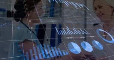 Hemşire tabletin verilerini sunuyor. Tıbbi grafikler çiziyor. Doktor, pasta grafiğini göstererek analiz ediyor. Sağlık, yenilik, işbirliği, dijital, tanı, teknoloji, profesyonellik