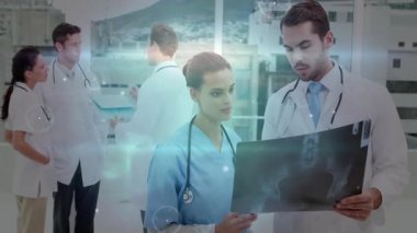 Hemşire ve hekim röntgeni inceliyor. Koridorda akmakta olan animasyon tıbbi grafikler başlatılıyor. Sağlık, işbirliği, tanı, teknoloji, yenilik, profesyonellik, hastane