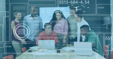 Ekip dizüstü bilgisayarların başında toplanıyor ve veri analizine başlıyor. Nüfus yoğunluğu azalıyor. İşbirliği, takım çalışması, dijital, ilerleme, iş, yenilik, modern