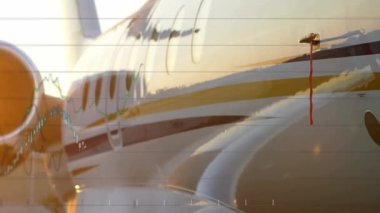 Jet motoru girişleri ve uçak gövdesi banyoları günbatımında yeşil trend çizgisine tırmanma pazar büyümesini gösteriyor. Lüks, havacılık, teknik, gösterişli, dinamik, refah, ilerleme