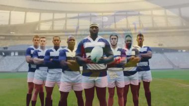 Merkez rugby oyuncusu top kaldırıyor ve takım logosu süpürüyor, başlama vuruşuna hazırlanıyor. Takım, atletler, spor, aksiyon, stadyum, yarışma, atletizm